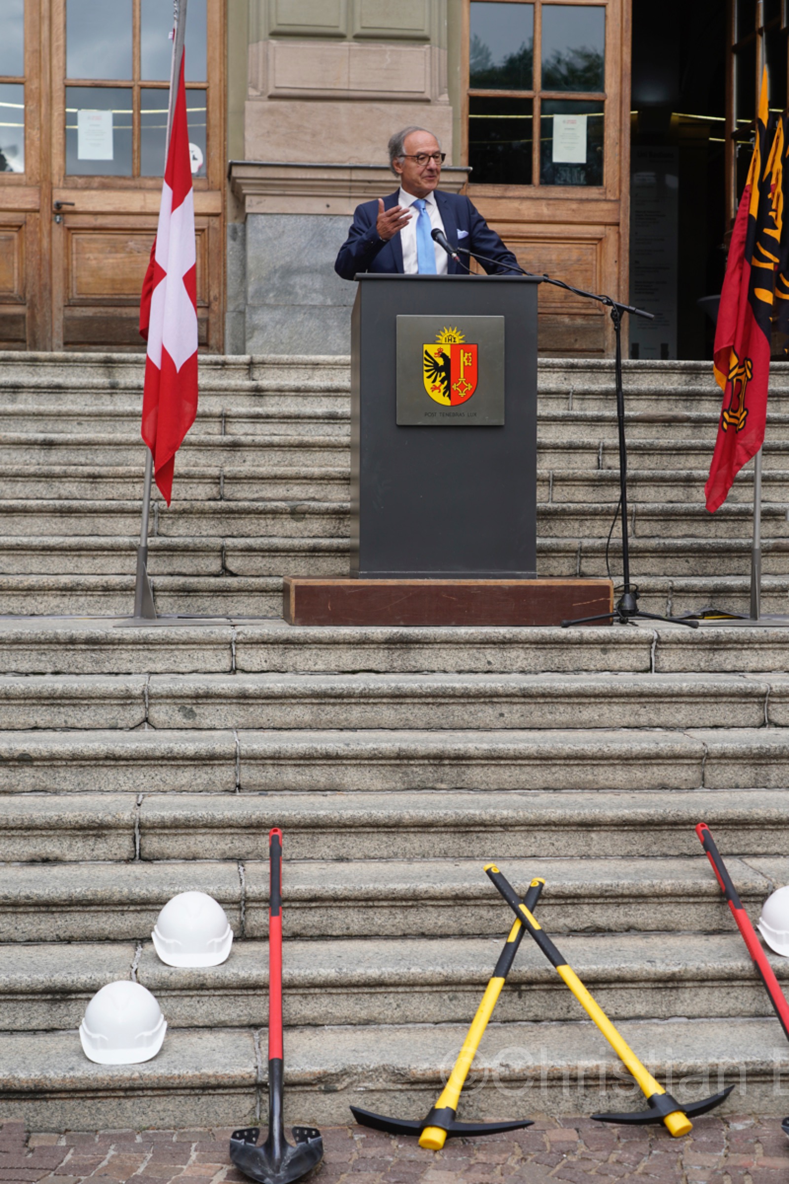 Uni_Bastions_premier_coup_de_pioche002