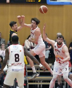 Lyons MontheyÊ(97-68)BasketSalle du Pommier Grand-Saconnex(GE)