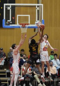Lyons MontheyÊ(97-68)BasketSalle du Pommier Grand-Saconnex(GE)
