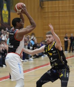 Lyons MontheyÊ(97-68)BasketSalle du Pommier Grand-Saconnex(GE)