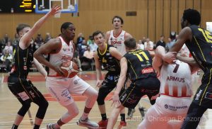 Lyons MontheyÊ(97-68)BasketSalle du Pommier Grand-Saconnex(GE)