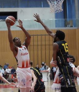 Lyons MontheyÊ(97-68)BasketSalle du Pommier Grand-Saconnex(GE)