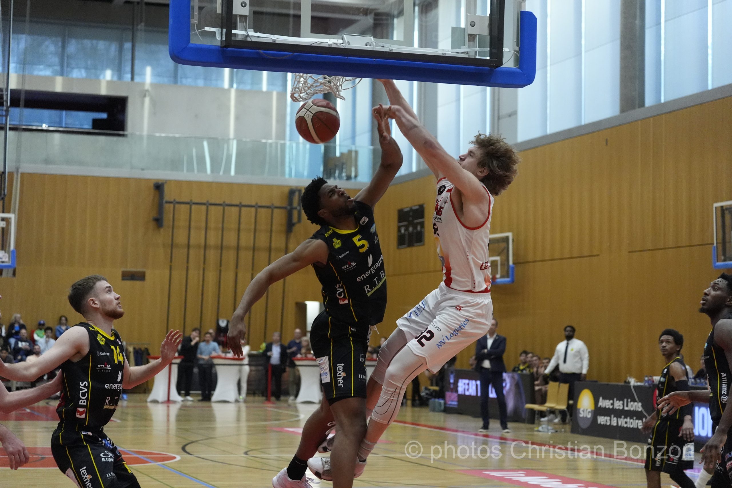 Lyons MontheyÊ(97-68)BasketSalle du Pommier Grand-Saconnex(GE)