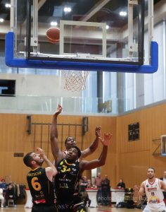 Lyons MontheyÊ(97-68)BasketSalle du Pommier Grand-Saconnex(GE)