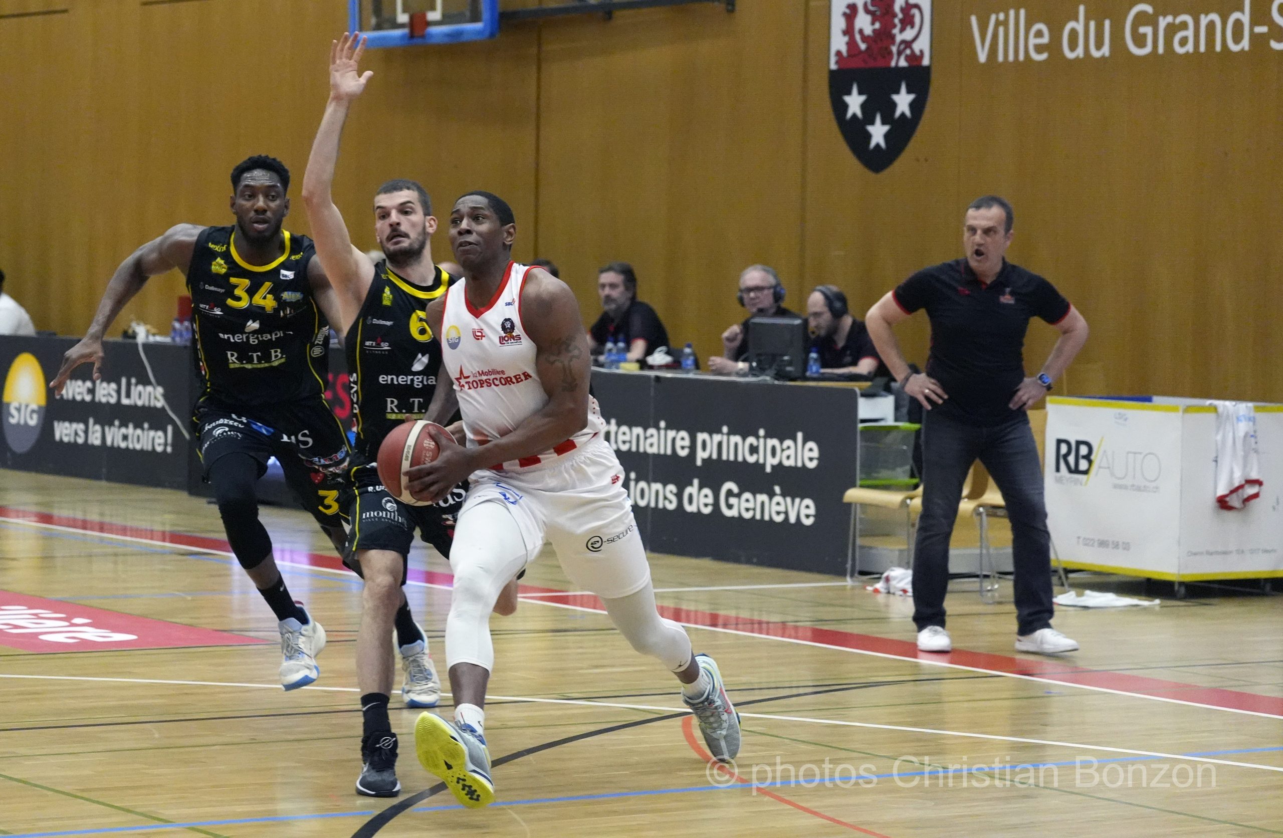 Lyons MontheyÊ(97-68)BasketSalle du Pommier Grand-Saconnex(GE)
