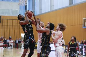 Lyons MontheyÊ(97-68)BasketSalle du Pommier Grand-Saconnex(GE)