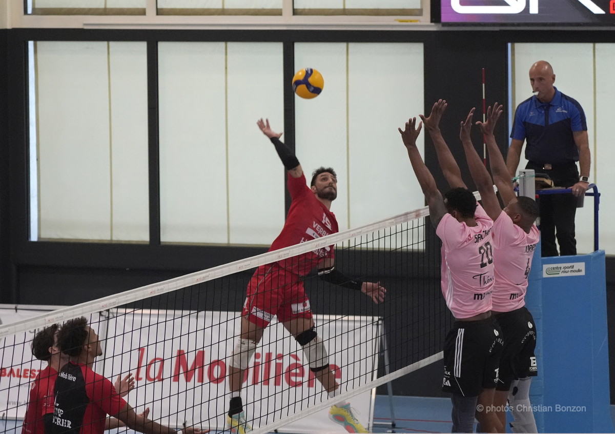 Le Genve Chnois Volleyball recevait Luc Volleyball (Lausanne) au Centre sportif de Sous-Moulin.