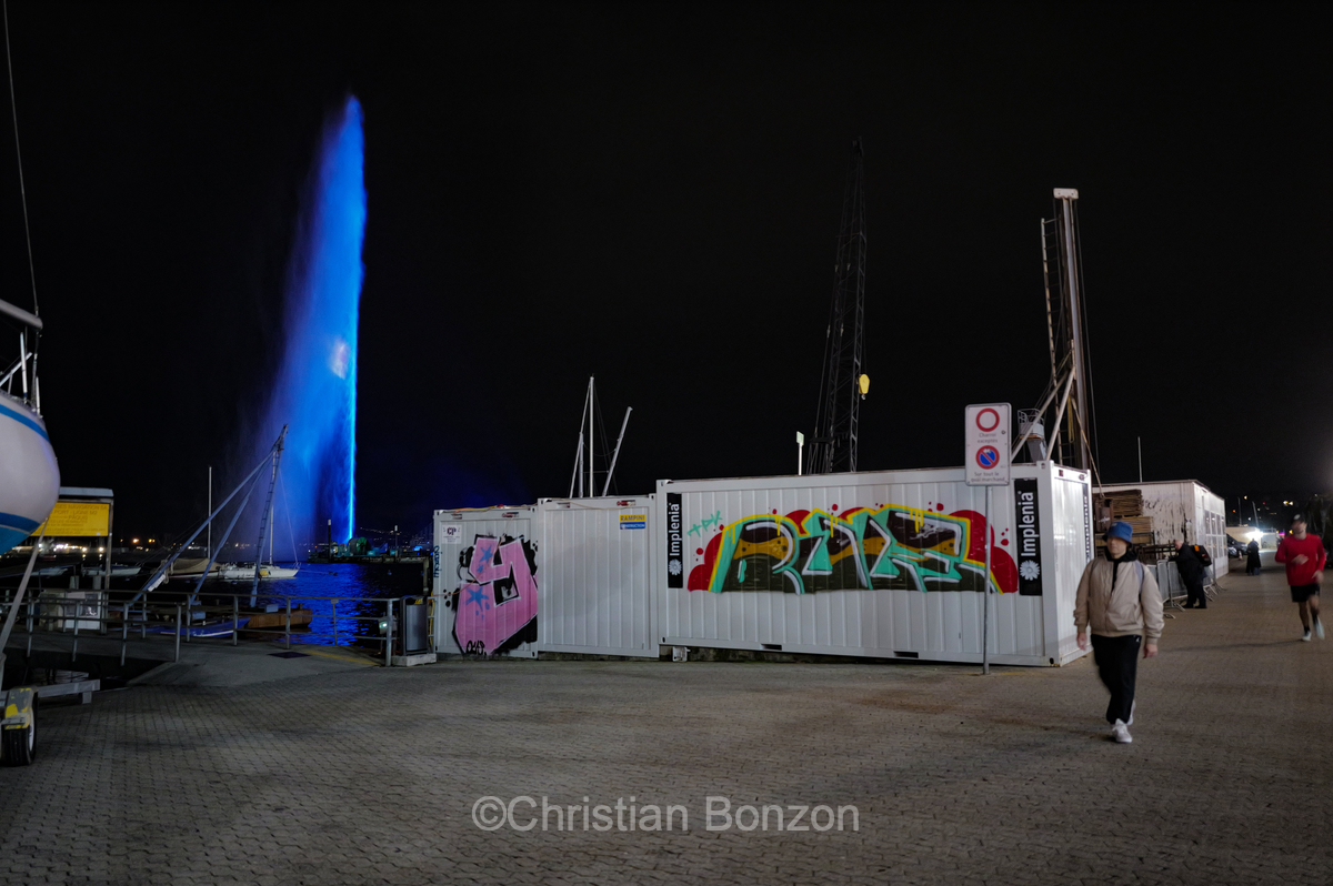 exercice de scurit  proximit des citernes dGenve clbre les 500 ans de son Grand Conseil Le Jet dÕEau sÕillumine en bleu, lÕcusson de la Rpublique rayonne dans la nuit e Vernier