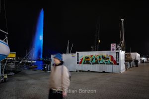 exercice de scurit  proximit des citernes dGenve clbre les 500 ans de son Grand Conseil Le Jet dÕEau sÕillumine en bleu, lÕcusson de la Rpublique rayonne dans la nuit e Vernier