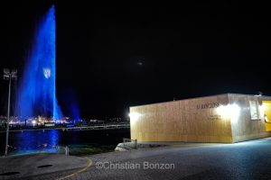 exercice de scurit  proximit des citernes dGenve clbre les 500 ans de son Grand Conseil Le Jet dÕEau sÕillumine en bleu, lÕcusson de la Rpublique rayonne dans la nuit e Vernier