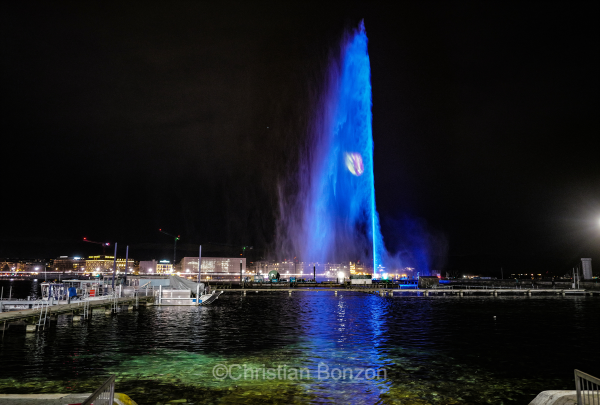 exercice de scurit  proximit des citernes dGenve clbre les 500 ans de son Grand Conseil Le Jet dÕEau sÕillumine en bleu, lÕcusson de la Rpublique rayonne dans la nuit e Vernier