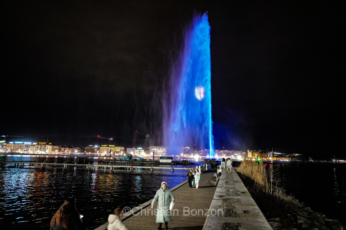 exercice de scurit  proximit des citernes dGenve clbre les 500 ans de son Grand Conseil Le Jet dÕEau sÕillumine en bleu, lÕcusson de la Rpublique rayonne dans la nuit e Vernier