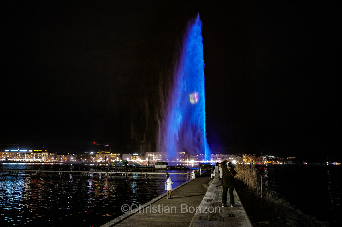 exercice de scurit  proximit des citernes dGenve clbre les 500 ans de son Grand Conseil Le Jet dÕEau sÕillumine en bleu, lÕcusson de la Rpublique rayonne dans la nuit e Vernier