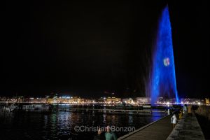 exercice de scurit  proximit des citernes dGenve clbre les 500 ans de son Grand Conseil Le Jet dÕEau sÕillumine en bleu, lÕcusson de la Rpublique rayonne dans la nuit e Vernier