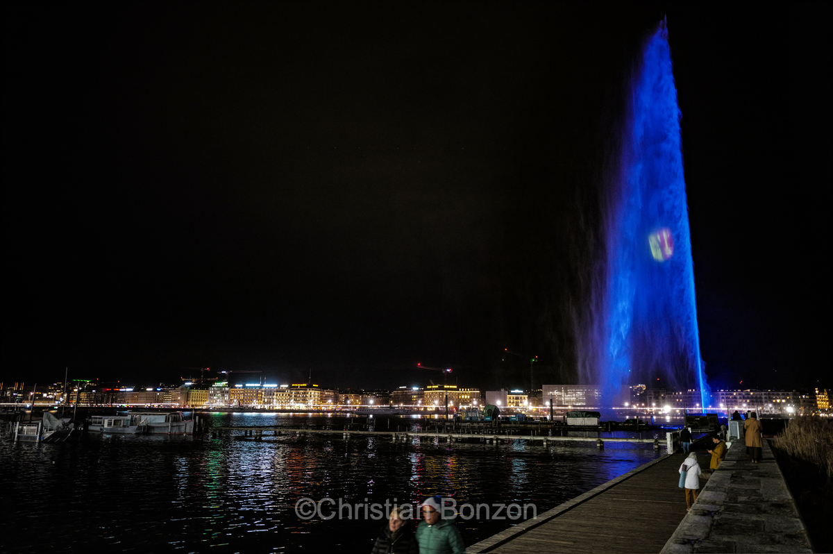 exercice de scurit  proximit des citernes dGenve clbre les 500 ans de son Grand Conseil Le Jet dÕEau sÕillumine en bleu, lÕcusson de la Rpublique rayonne dans la nuit e Vernier